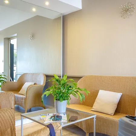 Apartment Climatise 2/3 P. Proche Et Commerces - Fr-1-466a-55 Saint-Raphael (Var)